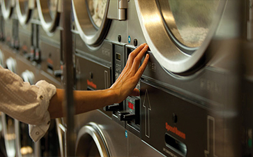 一個人開干洗店累嗎？